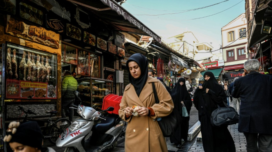 Chez les Syriens d'Istanbul, l'avanc&eacute;e rebelle nourrit les r&ecirc;ves de retour