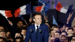 La r&eacute;&eacute;lection d'Emmanuel Macron salu&eacute;e dans le monde