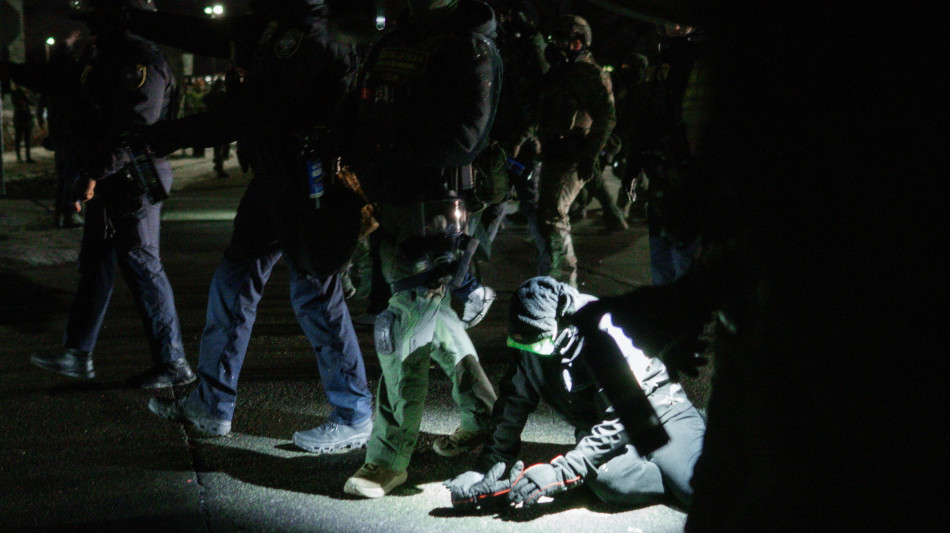 Ancora tensioni a Minneapolis, agente spara e ferisce un immigrato