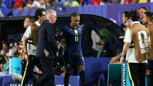 Raphinha passar&aacute; por 'tratamento intensivo' ap&oacute;s sofrer les&atilde;o contra o Haiti na Copa