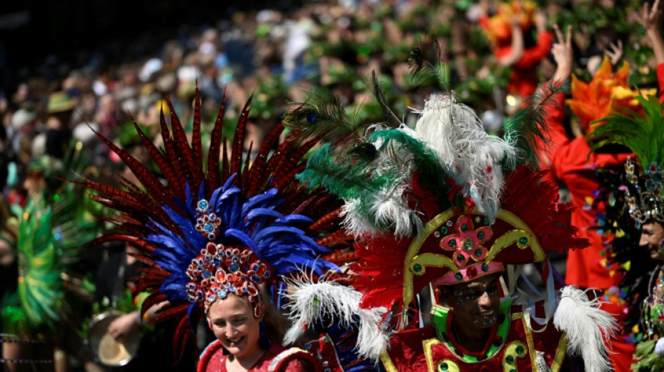 Bunter Umzug zum Karneval der Kulturen in Berlin - 1500 Polizeikr&auml;fte im Einsatz