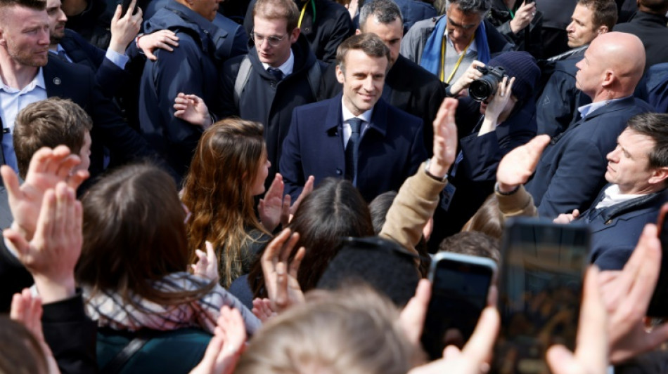 Pr&eacute;sidentielle: Macron descend dans l'ar&egrave;ne avec un meeting g&eacute;ant