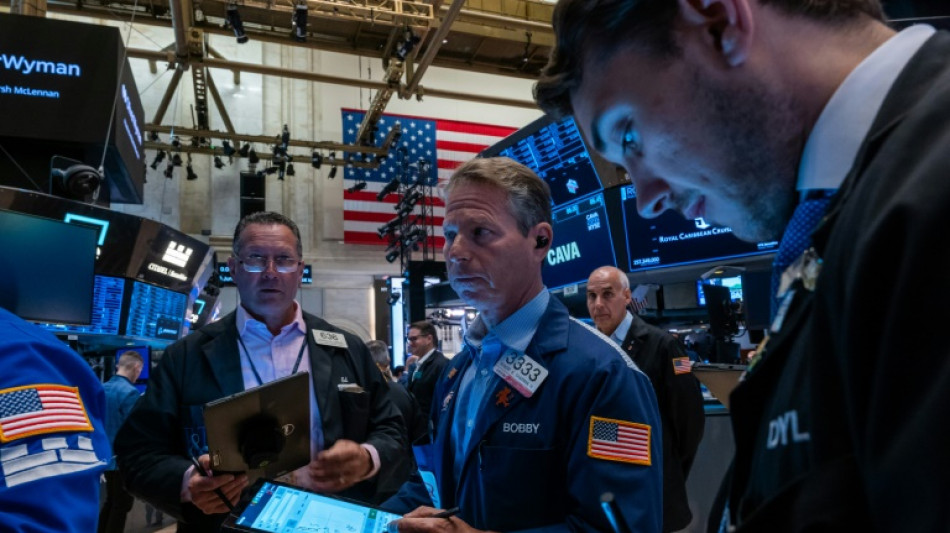 Wall Street finit en baisse, les r&eacute;sultats contrast&eacute;s incitent &agrave; la prudence