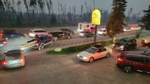 Incendio forestal avanza y destruye parte de ciudad turística canadiense de Jasper