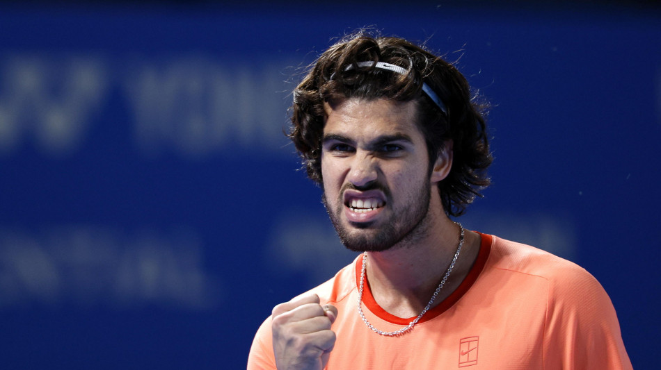 Alcaraz soffre e poi domina, battuto Arnaldi a Tokyo