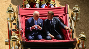 K&ouml;nigliche Kutschfahrt: Charles III. empf&auml;ngt Macron zum Staatsbesuch 