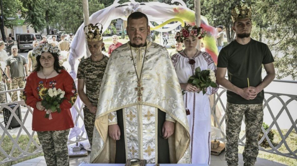 Pr&egrave;s du front en Ukraine, des mariages en treillis au son des sir&egrave;nes
