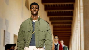 A Paris, l'homme Givenchy pr&ecirc;t &agrave; tout