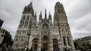Schockmoment: Feuer am Spitzturm der gotischen Kathedrale im franz&ouml;sischen Rouen