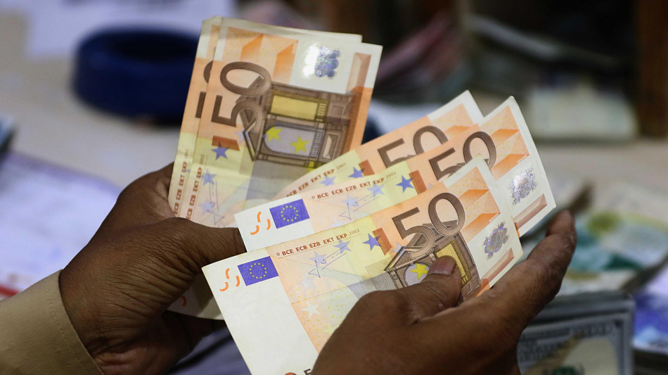 Euro in calo in avvio a 1,1714 dollari