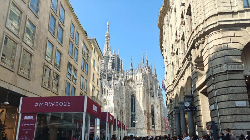 Milano Beauty Week entra nel vivo, file al Duomo per campioncini