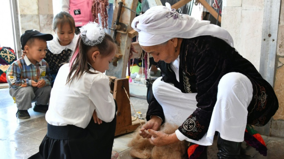 Kirghizstan: de joyeuses grands-m&egrave;res et leurs tapis menac&eacute;s