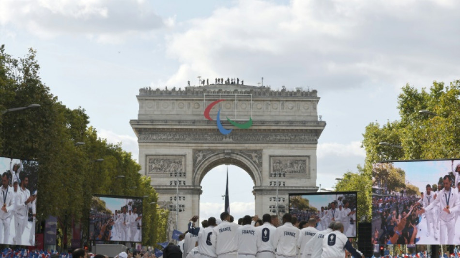 Sur les Champs-Elys&eacute;es, une foule nostalgique acclame une derni&egrave;re fois les champions des Jeux