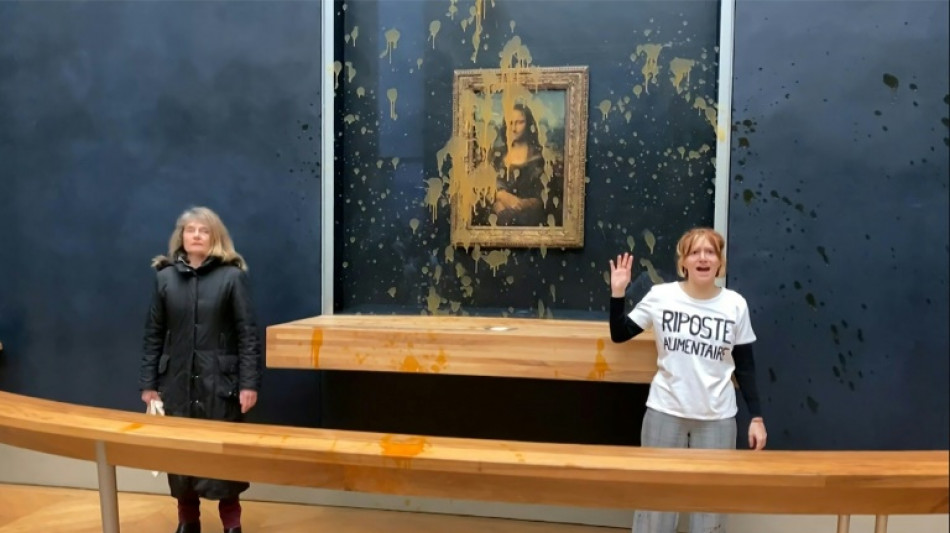 Las ecologistas que rociaron la "Mona Lisa" podr&aacute;n pagar una "contribuci&oacute;n ciudadana"
