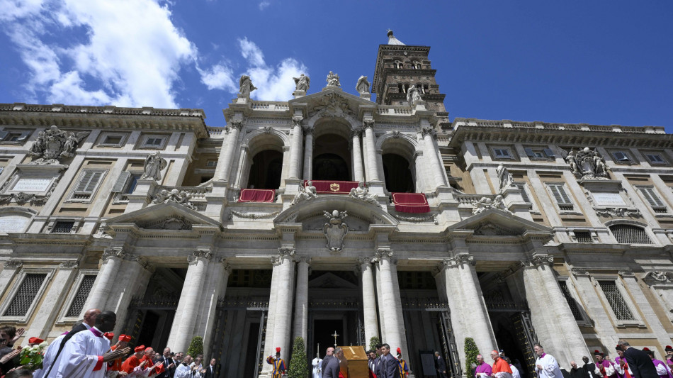 Centinaia di fedeli a Santa Maria Maggiore per omaggio a Papa