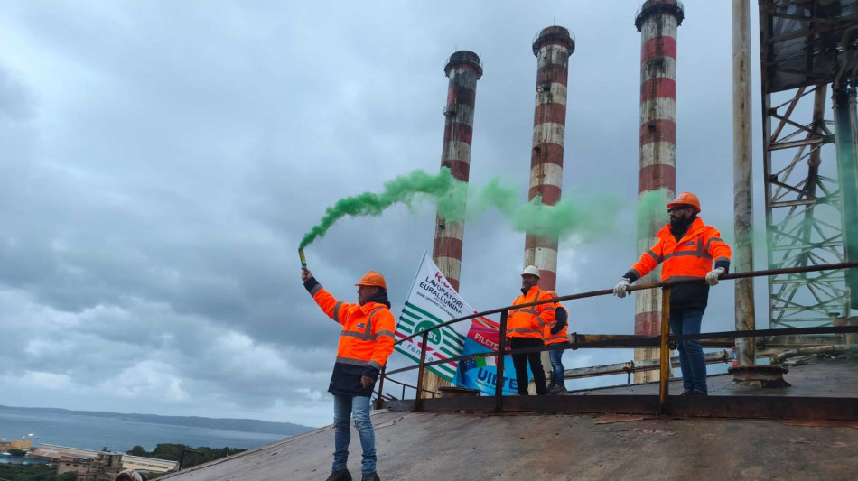 Dieci giorni sul silo, appello operai Eurallumina a Calderone