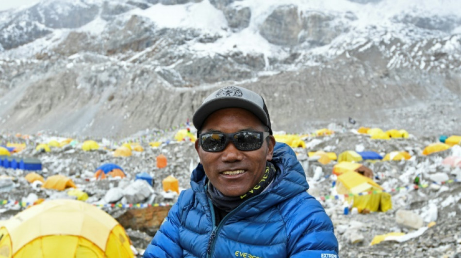 Un alpiniste n&eacute;palais atteint le sommet de l'Everest pour la 27e fois, un record