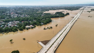 Aufr&auml;umarbeiten nach Taifun auf Philippinen - Zahl der Toten steigt auf 18