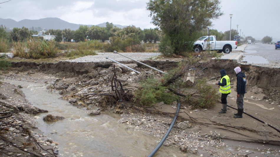 Decine di persone bloccate per ore su una spiaggia a Rodi per la caduta di un masso