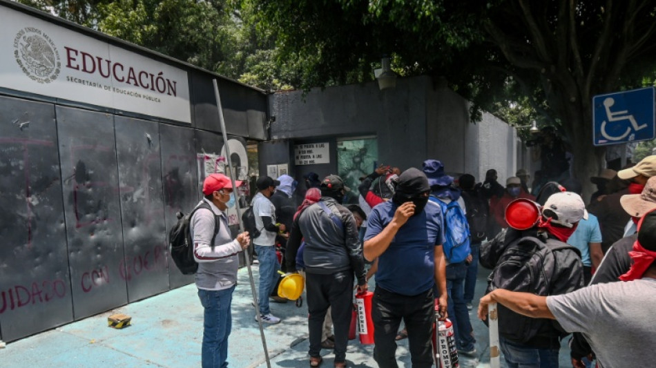 Professores encerram 20 dias de protestos na Cidade do M&eacute;xico