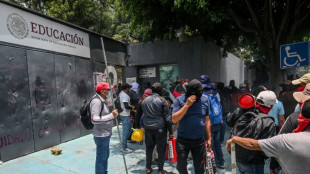 Professores encerram 20 dias de protestos na Cidade do M&eacute;xico