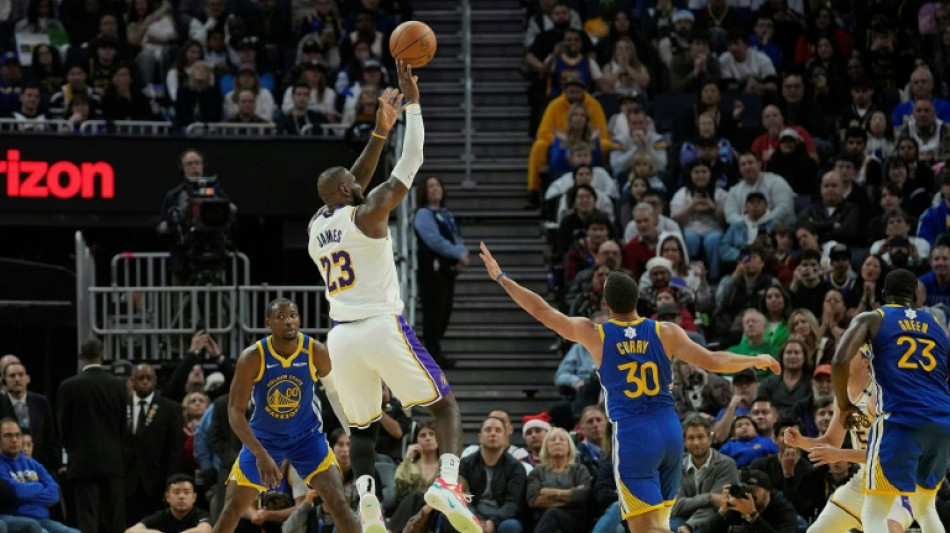 NBA: Steph Curry et LeBron James r&eacute;galent pour No&euml;l