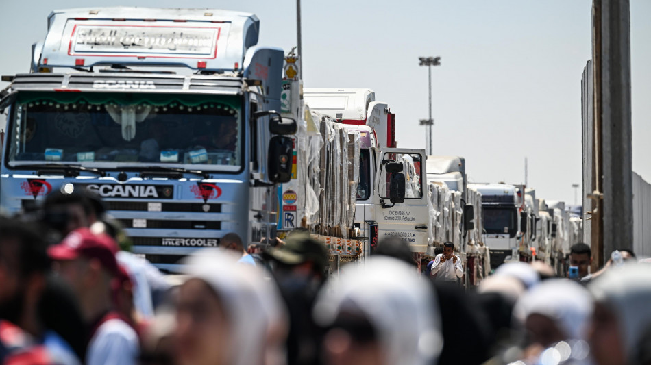 Israele, oltre 250 camion di aiuti entrati ieri nella Striscia