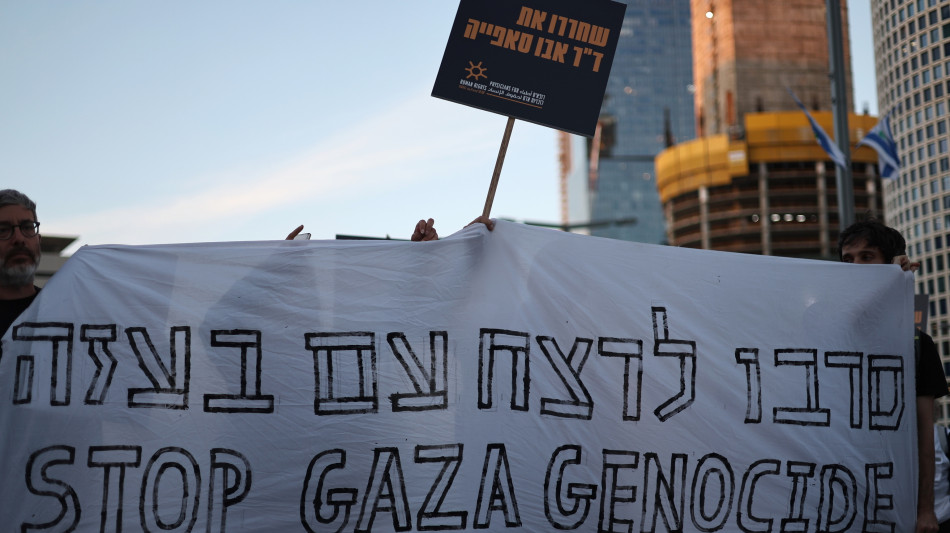 Migliaia in piazza contro Bibi,'qui Shoah, lui in vacanza'