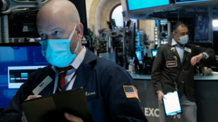 Wall Street commence la semaine en baisse, plomb&eacute;e par la technologie