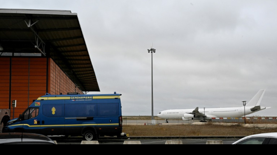 Nach tagelanger Blockade: Flugzeug mit 276 Indern an Bord verl&auml;sst Frankreich