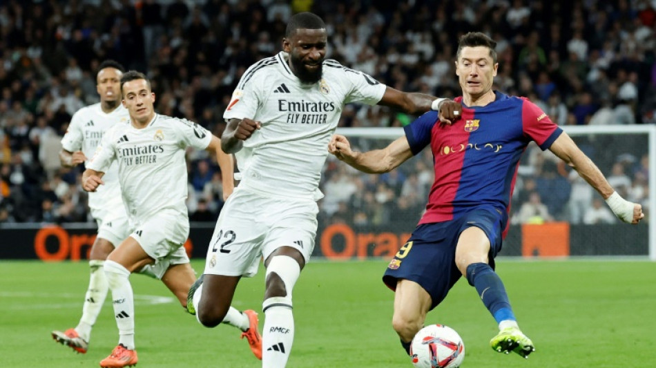 Espagne: le Bar&ccedil;a &eacute;trille le Real, Lewandowski &eacute;clipse Mbapp&eacute; et Vinicius
