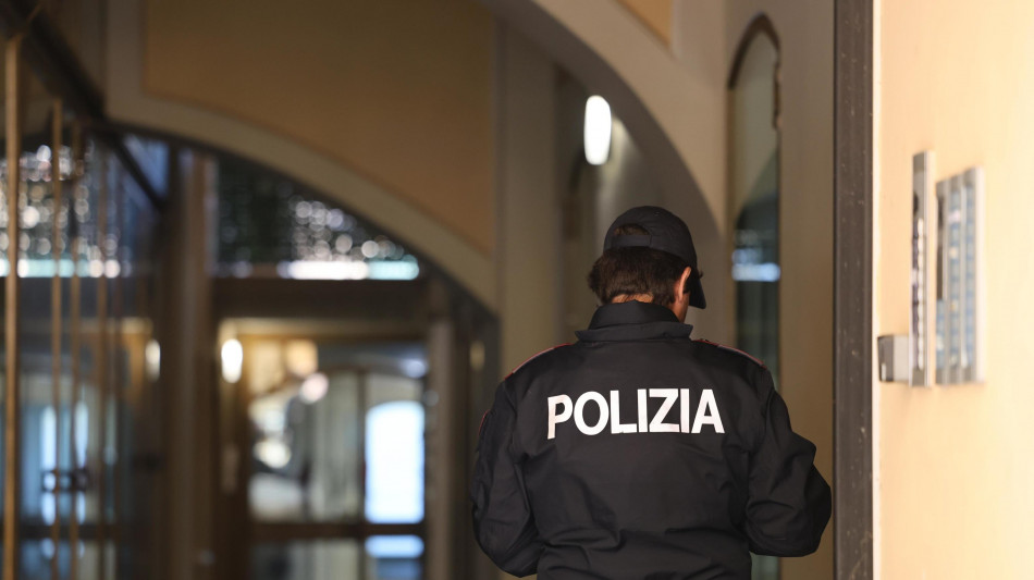 Donna uccisa in casa, sospetti su ex che muore in incidente
