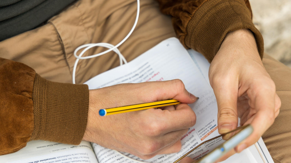 Stop ai cellulari in classe anche alle superiori
