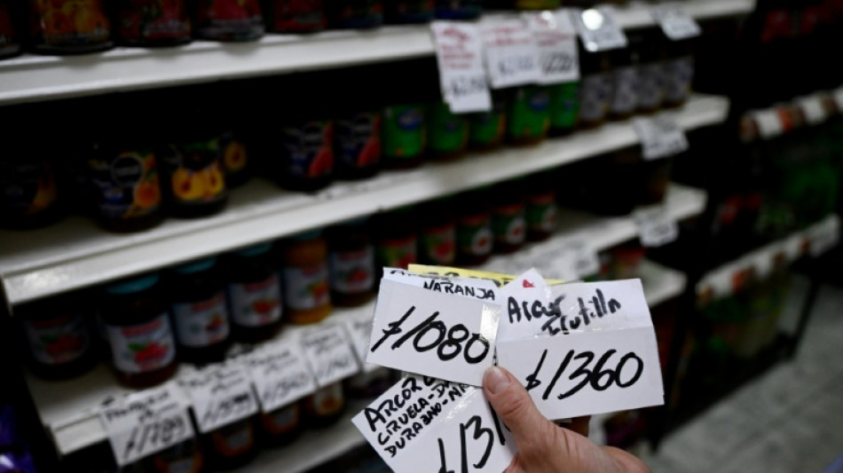 "Ca n'arr&ecirc;te pas": en attendant Milei, l'effr&eacute;n&eacute;e hausse des prix dans les commerces argentins
