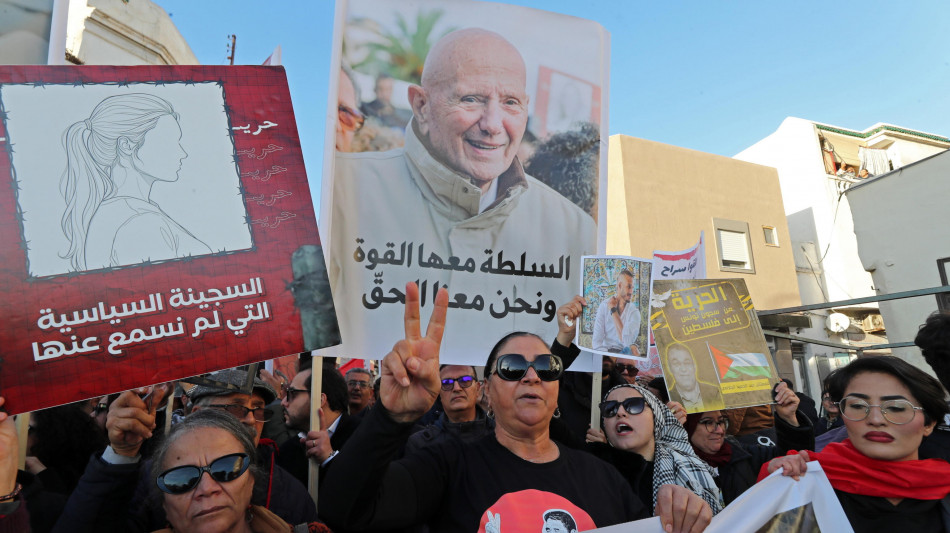 Centinaia di persone protestano contro il governo in Tunisia