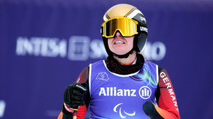 Rothfuss und Schmiedt deutsche Fahnentr&auml;ger bei Schlussfeier