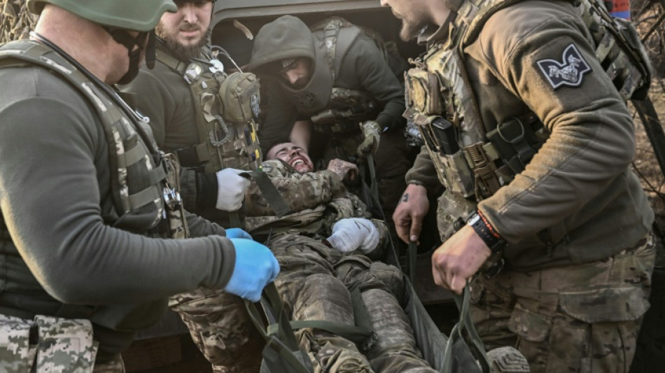 "Un jour normal": le d&eacute;fil&eacute; des bless&eacute;s de Bakhmout

