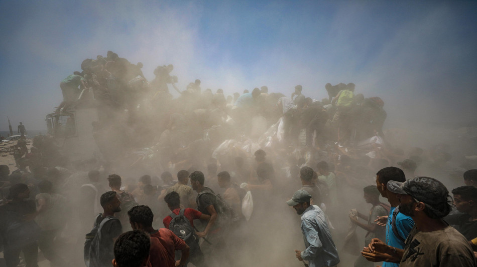 Hamas, ieri quasi 100 uccisi mentre cercavano aiuti a Gaza