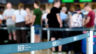 Flugstörungen durch Cyberattacke: Polizei nimmt Mann in Großbritannien fest