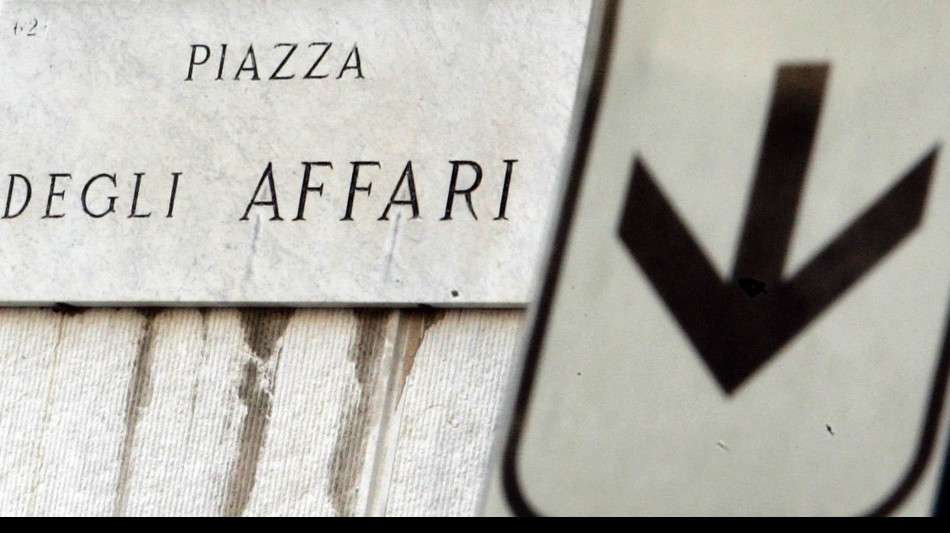 Borsa: a Milano timori per i dazi, gi&ugrave; Stellantis e Moncler