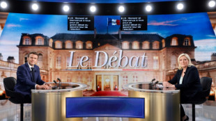 Pr&eacute;sidentielle: Macron et Le Pen sur le terrain apr&egrave;s un d&eacute;bat muscl&eacute;