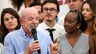 Lula, el presidente sin celular, se rinde al selfi para atraer a votantes