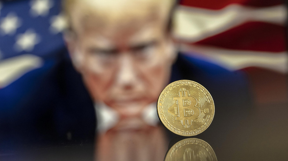 Il Bitcoin vola ai massimi a oltre 121.000 dollari