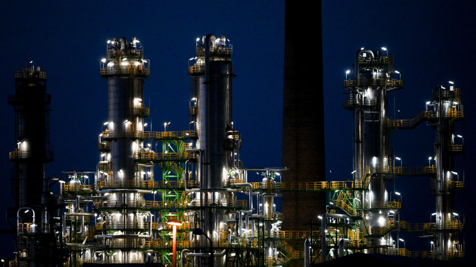 Il petrolio chiude in calo a New York a 56,03 dollari